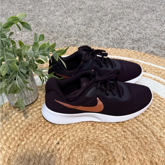 ~Women’s Nike Black Sneakers with metallic Pink Swoosh Size 8.5~ - Picture 5 of 5